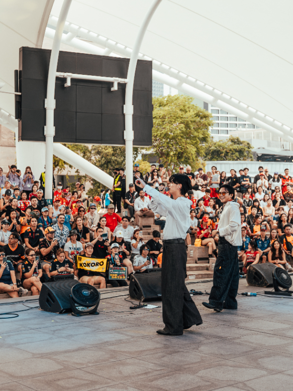 PSYCHIC FEVER 小波津志 『FORMULA 1 SINGAPORE AIRLINES SINGAPORE GRAND PRIX 2026』より／写真：Nate Bosano