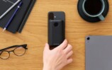 スマホ背面に取り付けている様子