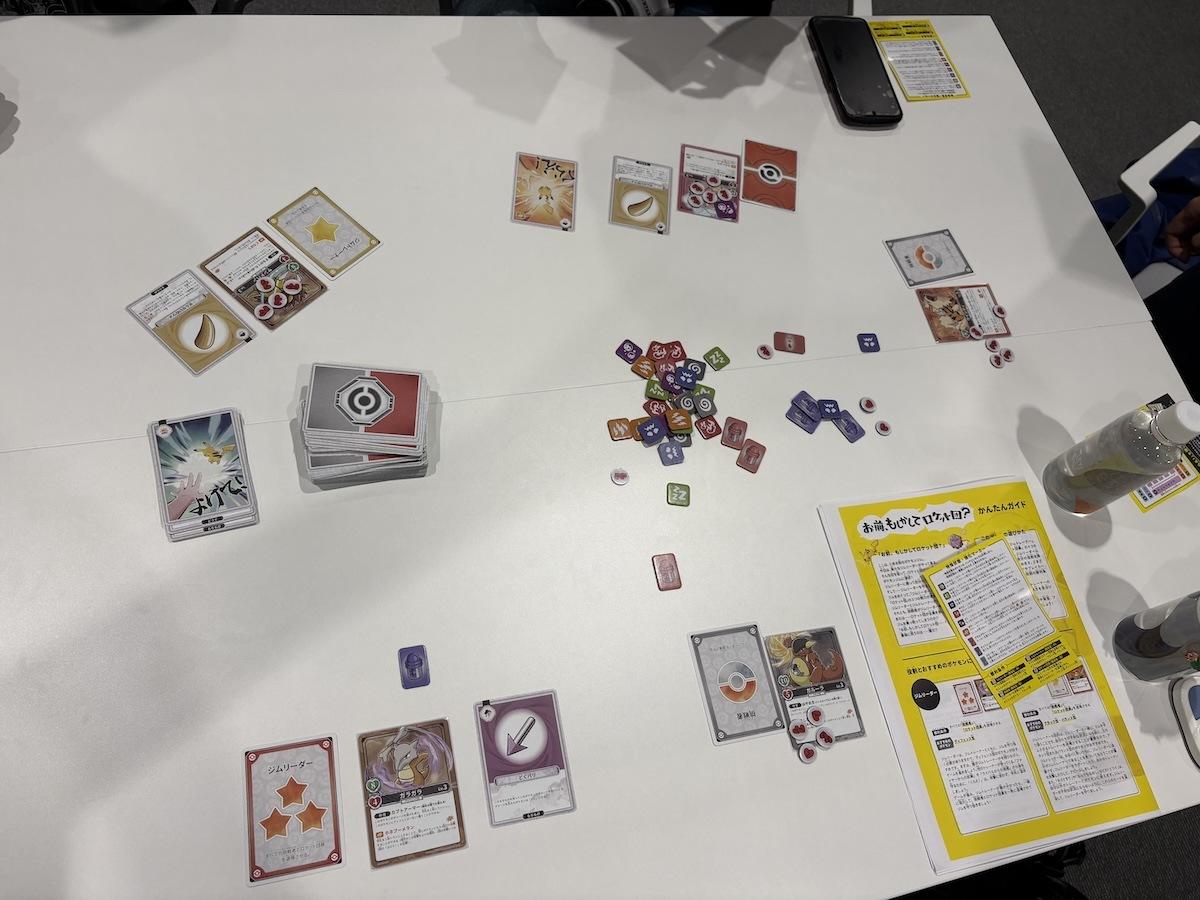 5人で囲んだ試遊卓。相手の正体を探りながらバトルが進む