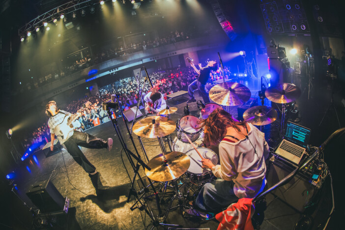 ミーマイナー「0の時を忘れない」　満員のO-EASTで辿った軌跡、4人の原点と未来が交差した『0 to 1300』