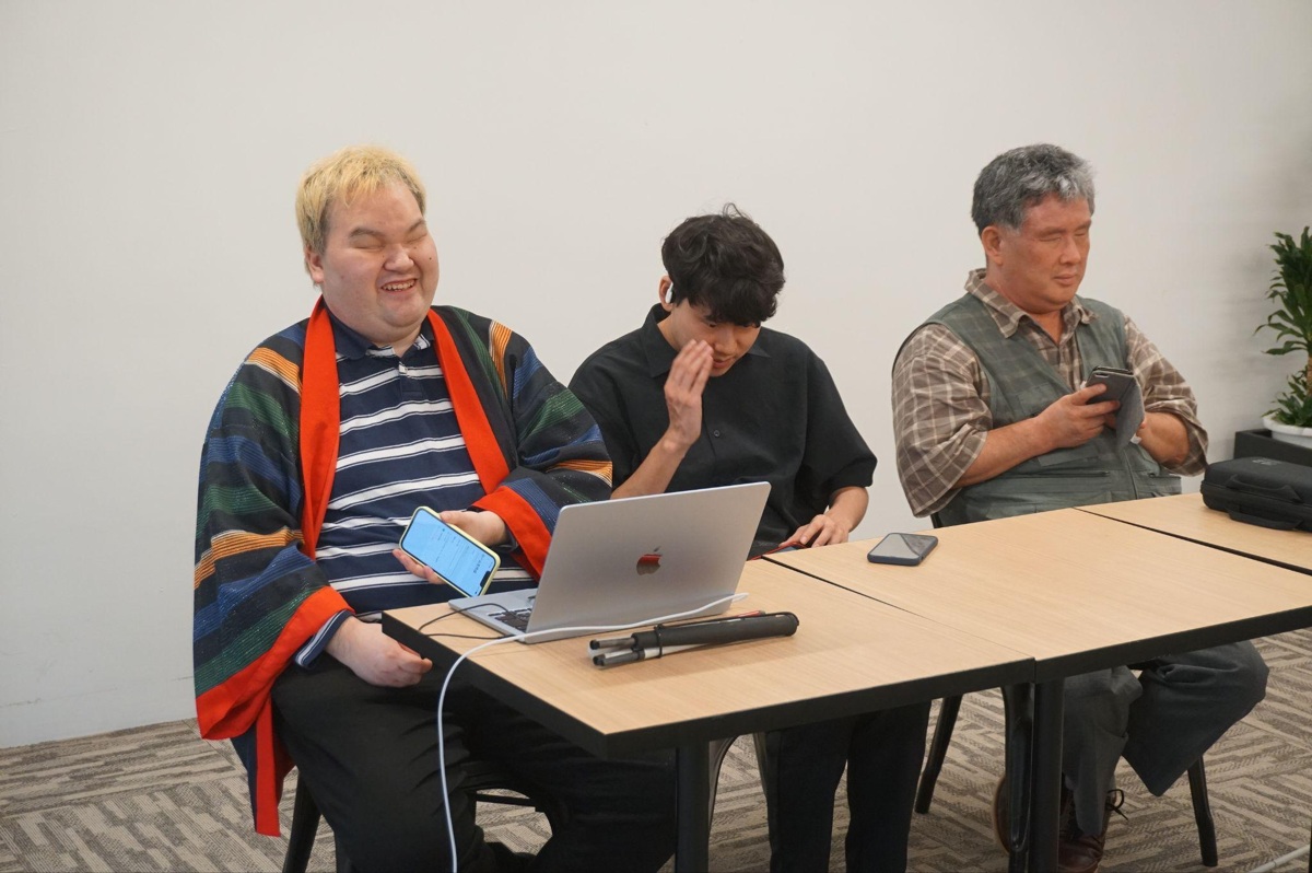 開発中のポーカーアプリをプレイする3人。左からNAOYA（北村直也）氏、真しろ（藤本昌宏）氏、越前（板垣宏亮）氏