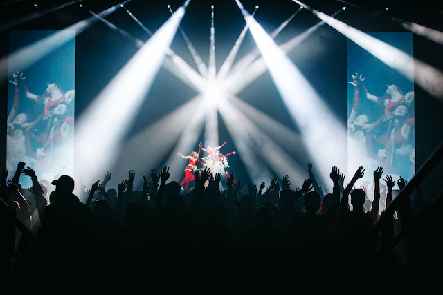 『KENSHI YONEZU 2025 WORLD TOUR / JUNK』より/Jiro Konami(パリ公演)