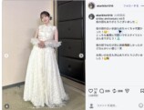 鬼頭明里、純白ドレスで生け花に挑戦の画像