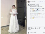 鬼頭明里、純白ドレスで生け花に挑戦の画像