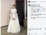 鬼頭明里、純白ドレスで生け花に挑戦の画像