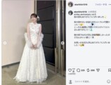 鬼頭明里、純白ドレスで生け花に挑戦の画像