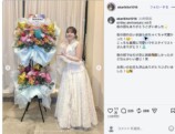 鬼頭明里、純白ドレスで生け花に挑戦の画像