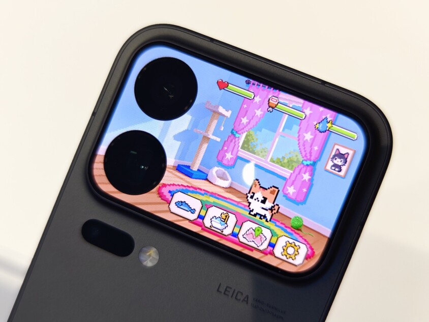 背面ディスプレイでゲーム