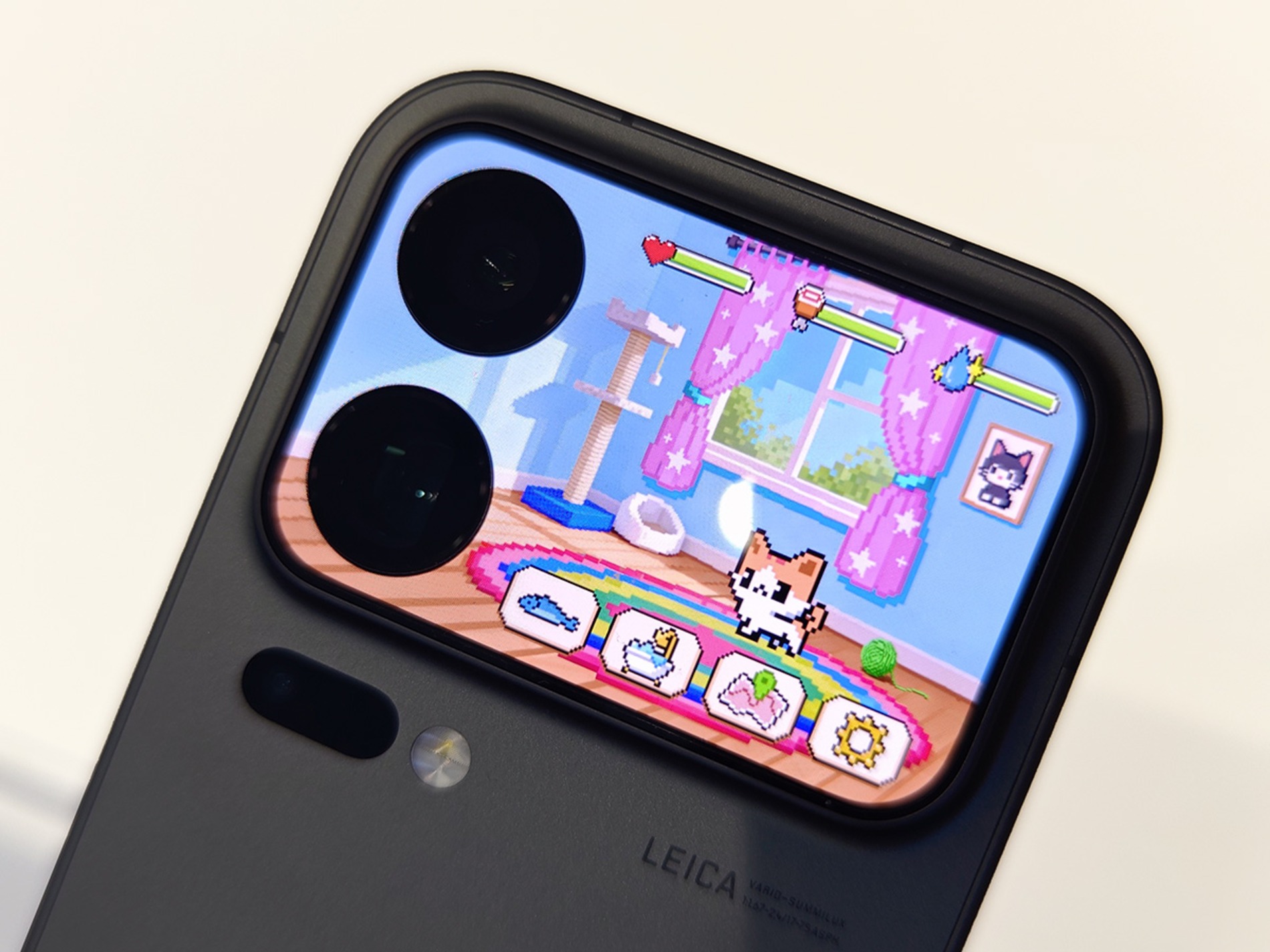 背面ディスプレイでゲーム