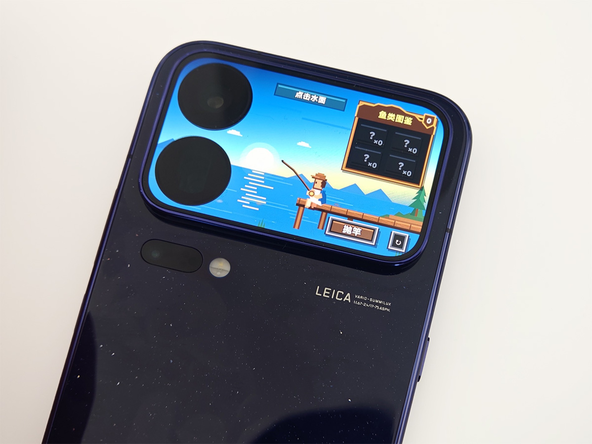 背面ディスプレイで釣りのゲームを楽しんでいる様子