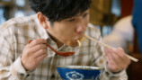 丸亀製麺『もう戻れない。肉辛まぜうどん』松岡昌宏・二宮和也 共演篇より
