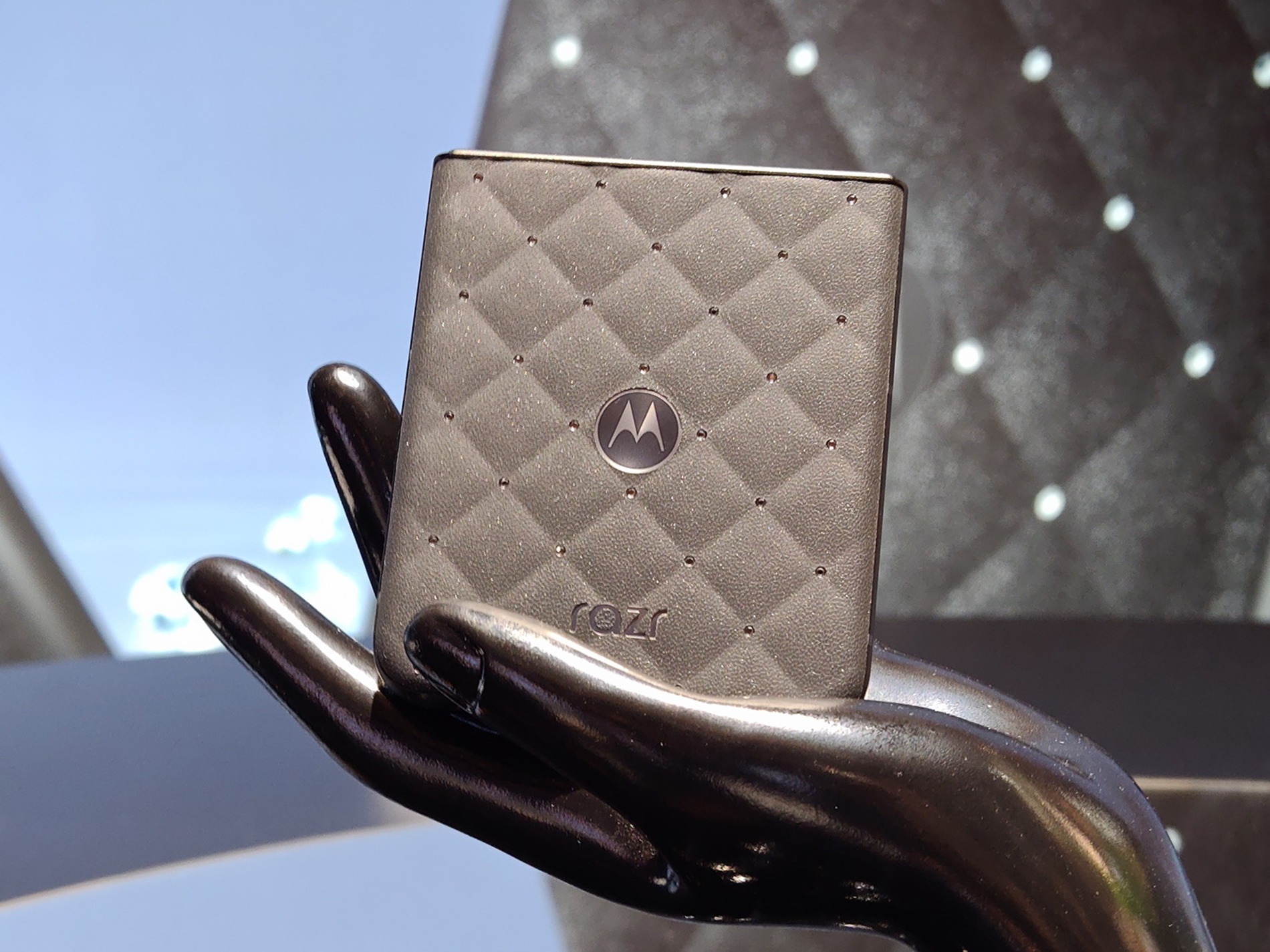 モトローラ×スワロフスキーの特別なスマホ