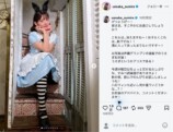 上坂すみれがうさ耳と水色のワンピース姿で階段に腰掛けたInstagram投稿