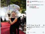 永野芽郁公式Instagramの投稿画面。透明な傘を差してレッドカーペットに立つ永野芽郁