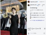 永野芽郁スタッフ公式Instagramの投稿画面。傘を手に笑顔で手を振る永野芽郁