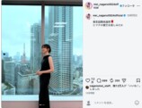 永野芽郁公式Instagramの投稿画面。黒のロングドレスで窓辺に立つ永野芽郁