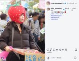 大きないちごのかぶり物を着用した久間田琳加（公式Instagramより）