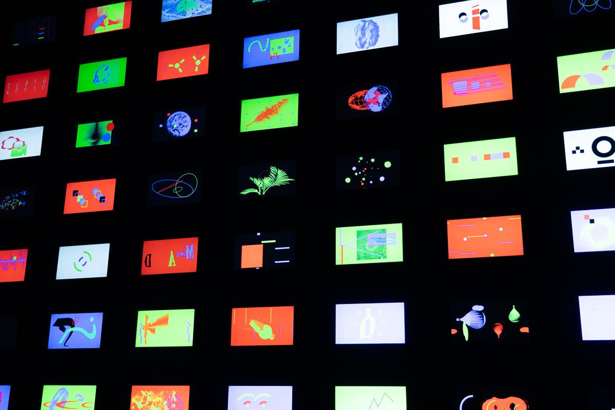《SIGNAL RGB》。2019年の初発表時は約40台、今回は過去最多の144台のモニターで構成され、すべて異なるグラフィックが再生される。中学時代に通りかかった学校のコンピューター室でスクリーンセーバーが並ぶ光景が、作家の原体験だという