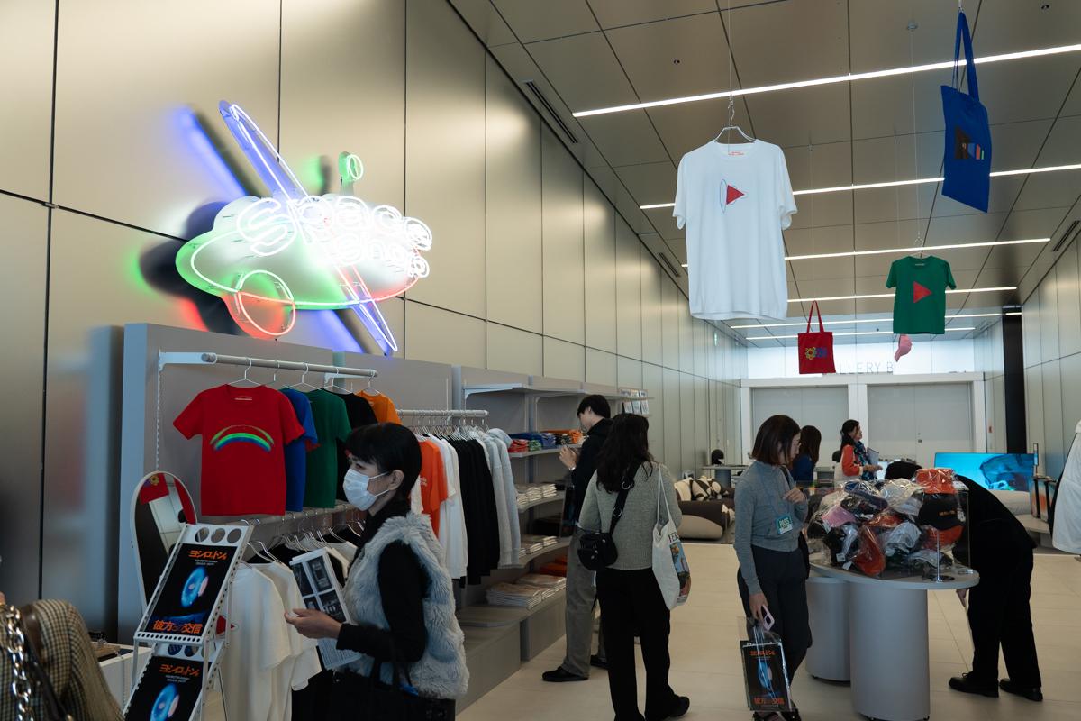 SPACE SHOP。Tシャツやトートバッグ、キャップ、《宇宙百景》のアートワークをランダム封入したトレーディングカードなどが並ぶ
