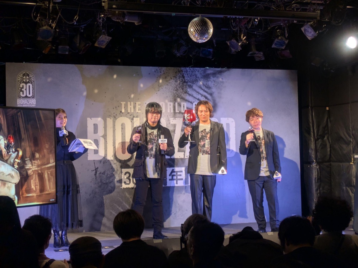 ワイングラスを手にした狩野英孝、森川智之、川田将央