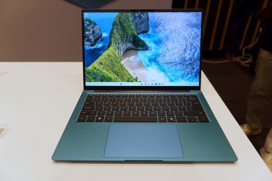 ベルベットグリーンの『Dell 14S』