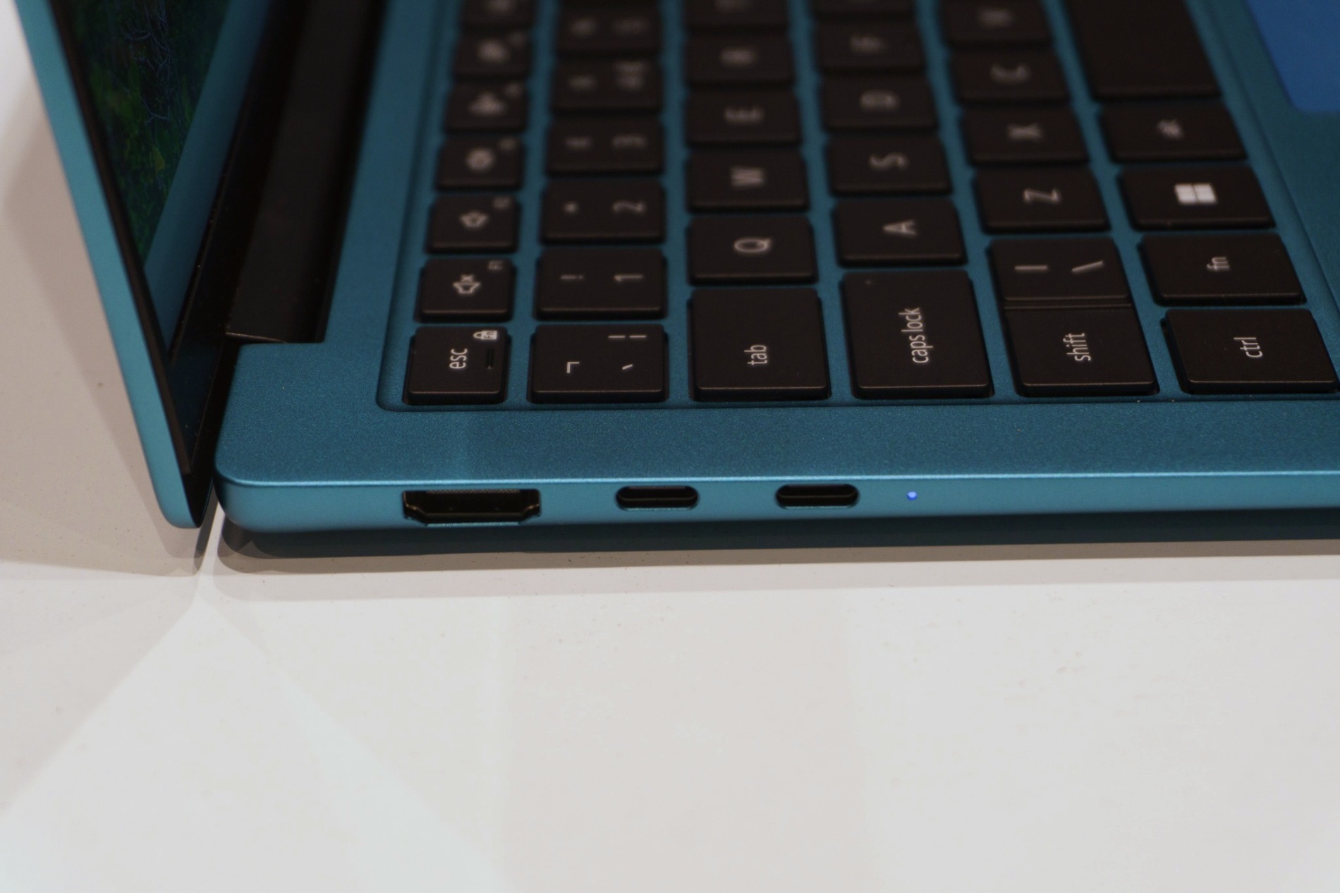 左側面にHDMIとUSB Type-Cを2基