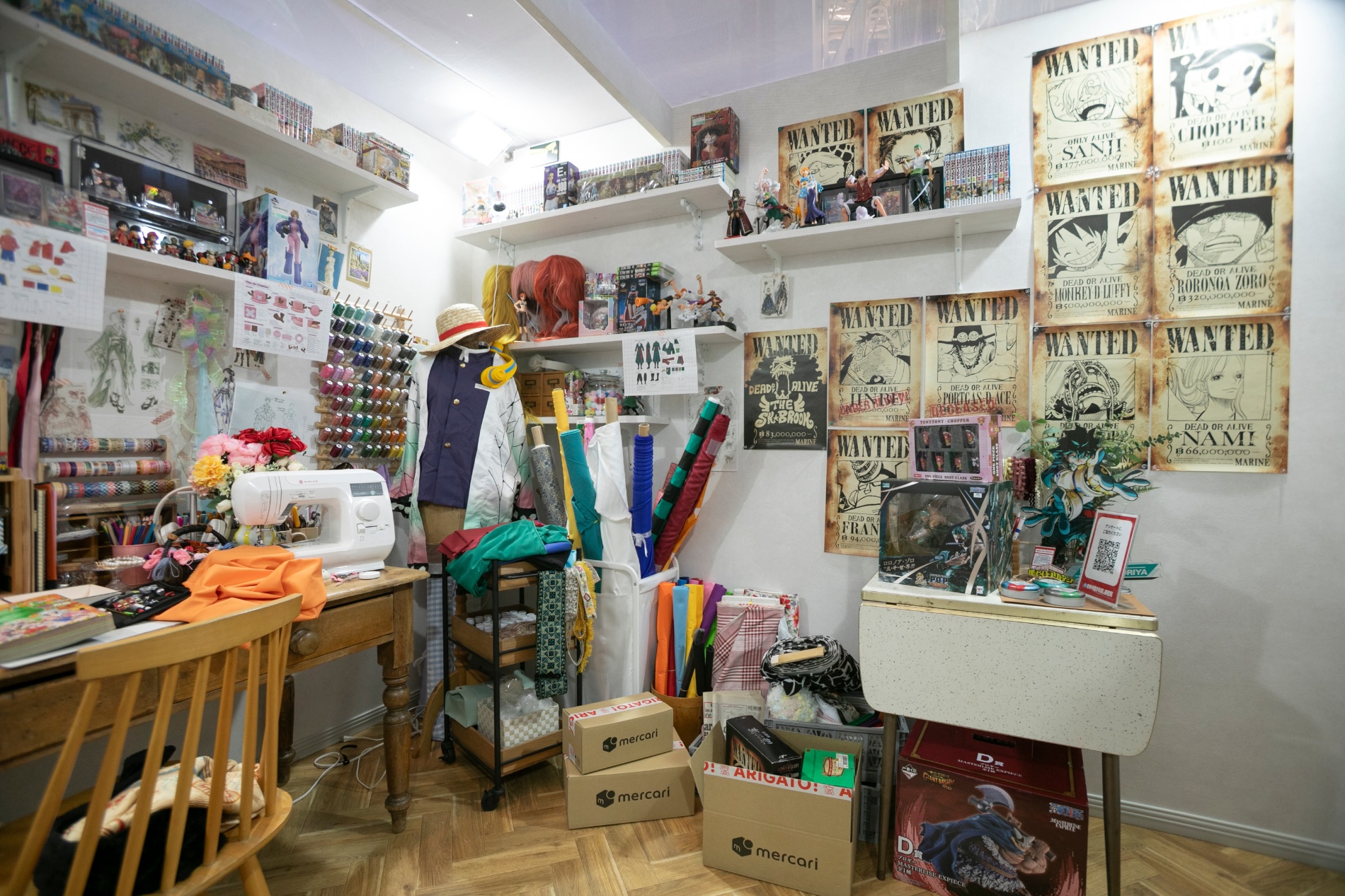 フランスに住むアニメ・コスプレ好きの「クロエ・ローラン」の部屋