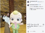 ココメロンのキャラクターと並ぶ佐々木希。公式Instagramの投稿画面