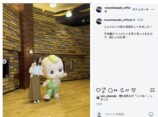 ココメロンのキャラクターと収録室で手を振る佐々木希。公式Instagramの投稿画面