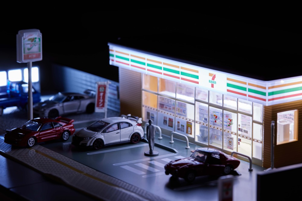 トミカのジオラマにセブンイレブンが登場の画像