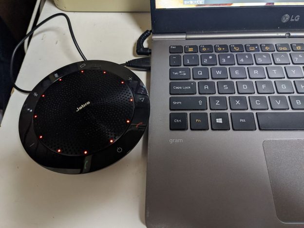 テレワークの“ヘッドセット頭痛”を解消 「マイクスピーカー」でオンライン会議の音響を快適に