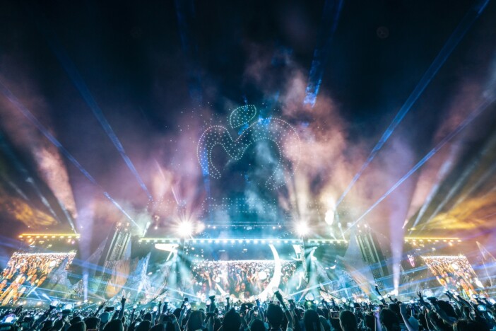 Mrs. GREEN APPLE、終わらない航海と変わらない原点 10年間の軌跡が美しく輝いた野外ライブ『FJORD』