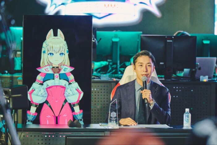 キャスター席から大会を盛り上げたマリオン(左)と、大会実況を務めた岸大河氏(右)