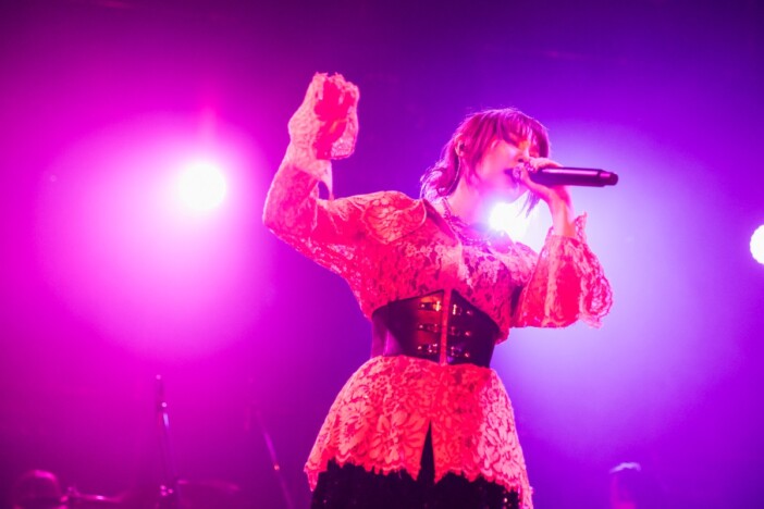 家入レオ、音楽で咲かせてきた鮮やかな花 貴重なセットリストで表現の核心に迫るツアー『bulb』開幕