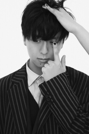 友成空、多彩なジャンルを“J-POP”へとまとめ上げる手腕 『文明開化 - East West』で示す自身の居場所